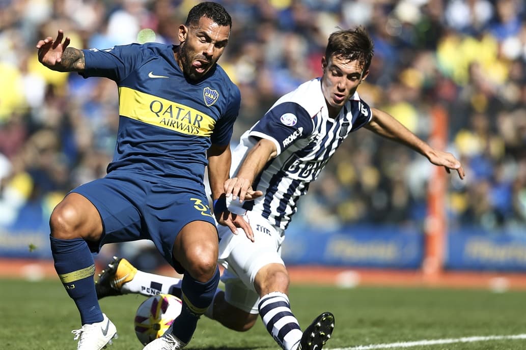 Carlos Tevez fue recibido con aplausos, pero falló un penal y no puede escapar del bajón futbolístico