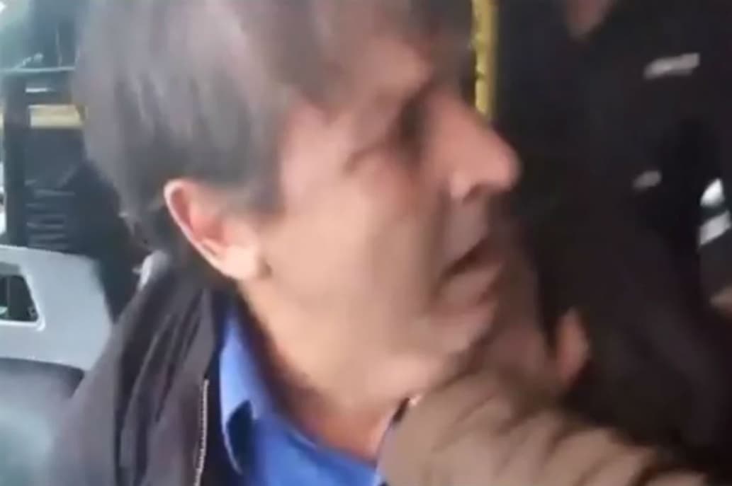 Detienen a un hombre por mostrar su miembro y acosar a una mujer en un colectivo