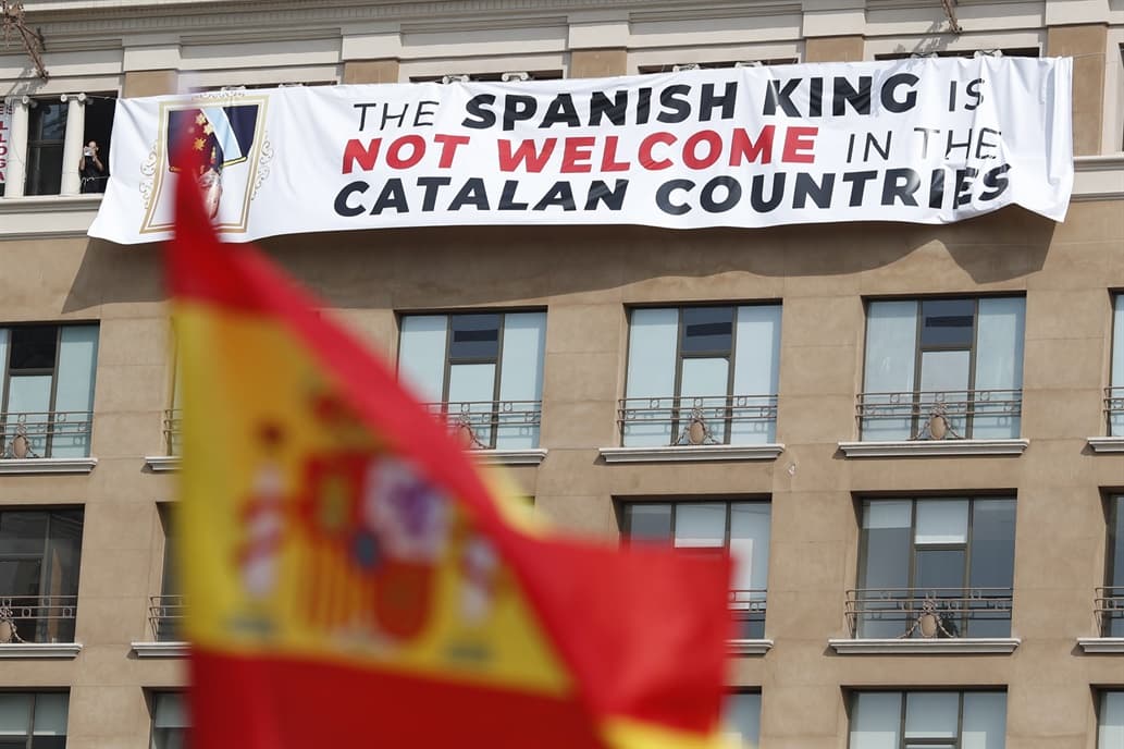 «El Rey no es bienvenido en los países catalanes»: la pancarta que encontró Felipe en Barcelona a un año del atentado