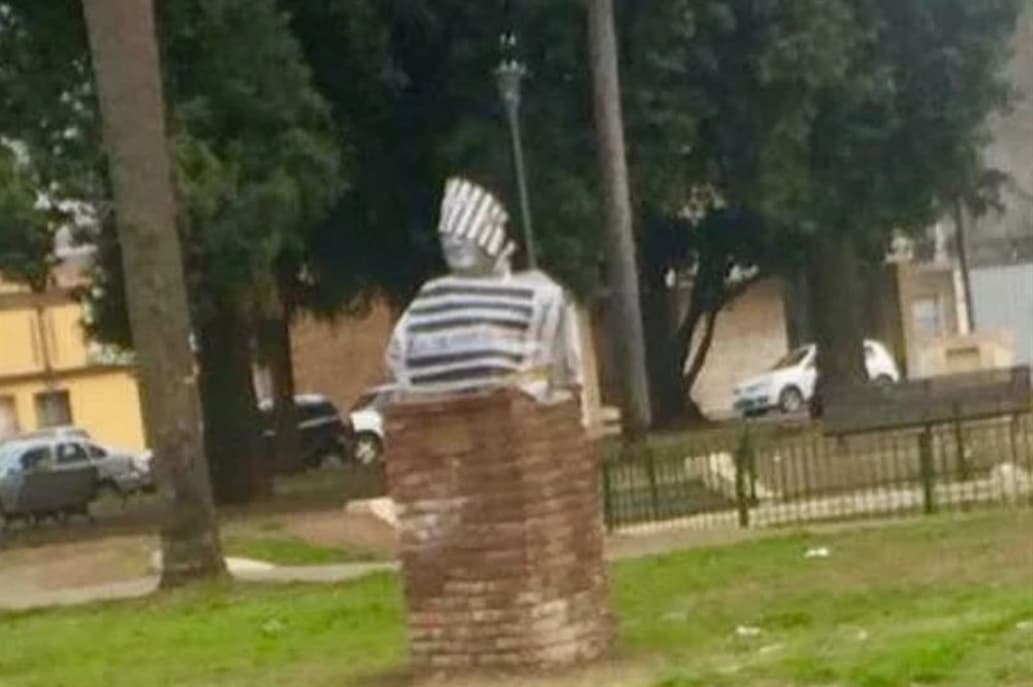 Rosario: le pusieron un traje de preso a un busto de Néstor Kirchner