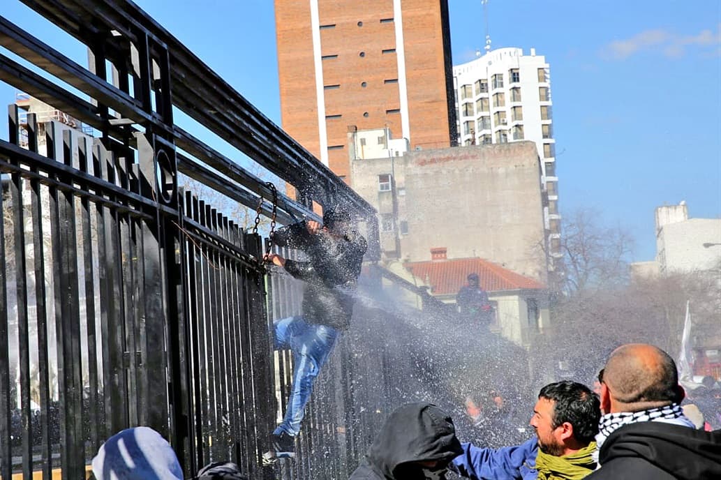Incidentes en La Plata: manifestantes intentaron entrar por la fuerza en la Gobernación y causaron destrozos