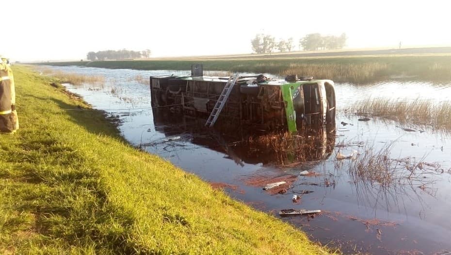 Volcó un micro en la ruta 2 y hay al menos tres muertos