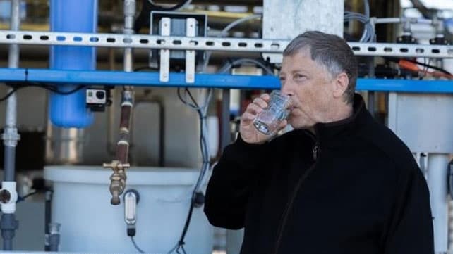 Bill Gates toma un vaso de agua que viene de excrementos humanos