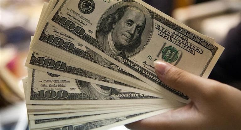 Por qué el dólar blue está más barato que el oficial