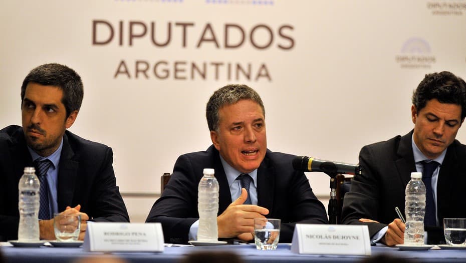 Por la suba del dólar, la deuda pública alcanzaría el 87% del PBI