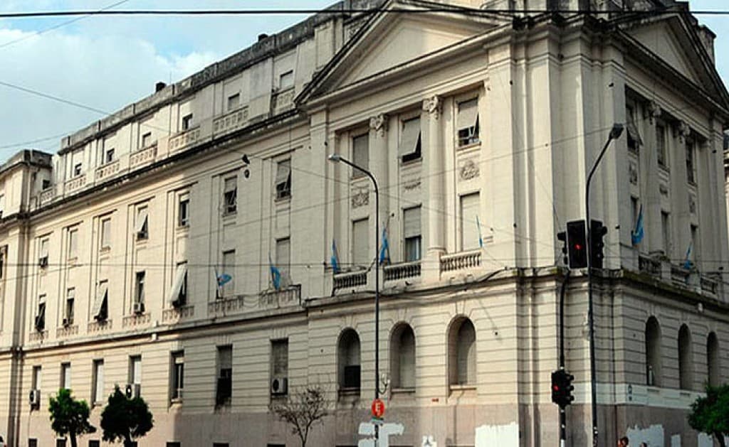 Los trabajadores del Astillero Río Santiago tomaron el ministerio de Economía bonaerense