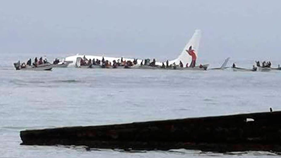 Un avión cae en una laguna y se salvan todos