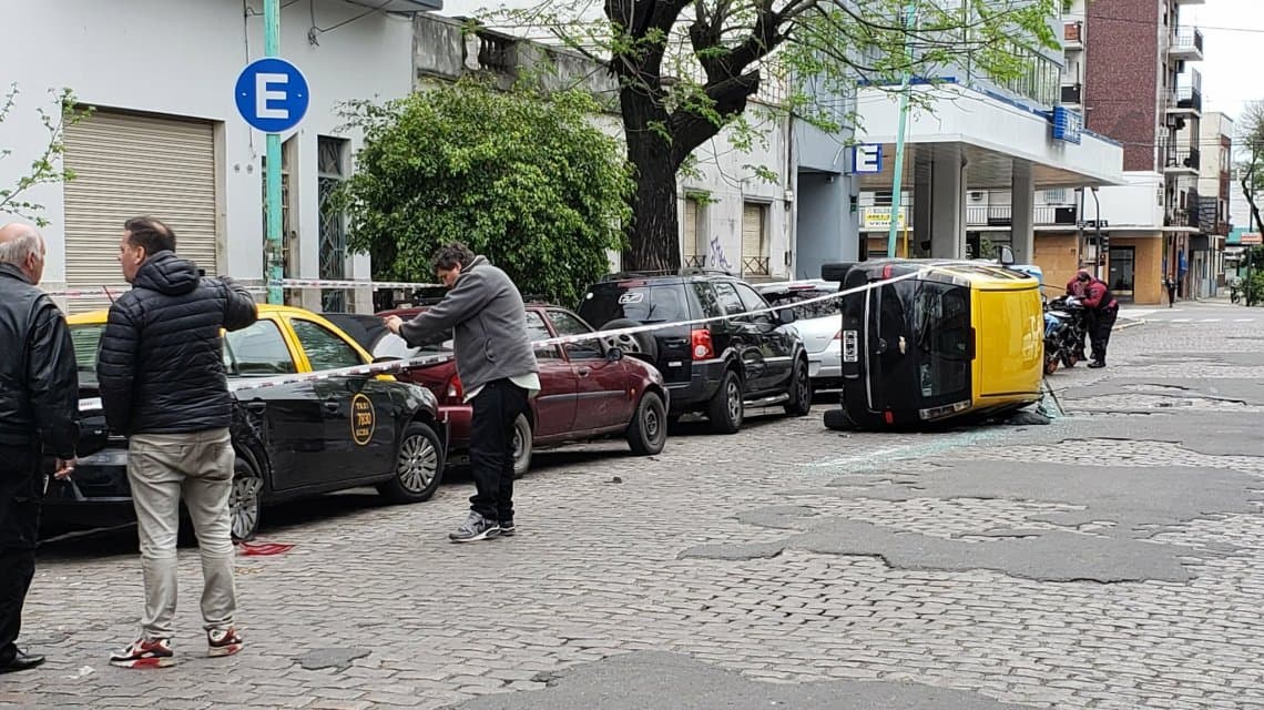 Robó un taxi y volcó: el conductor y vecinos lo sacaron por el parabrisas del auto para atraparlo