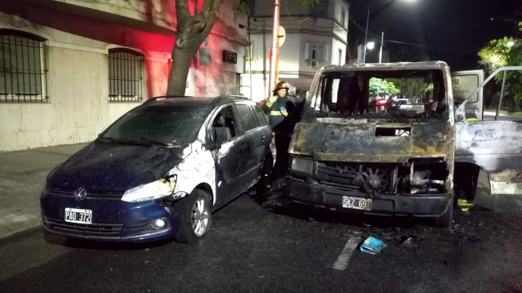 El auto de Axel Kicillof amaneció incendiado