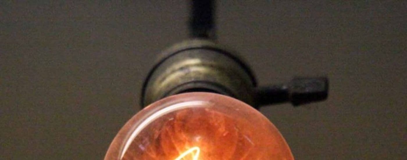 Misterio sin fin: la historia de la lamparita que lleva 117 años encendida en un cuartel de bomberos