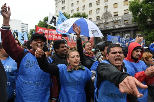 Tensión en el Congreso: manifestantes lanzan piedras y palos a la Policía en medio de la discusión por el Presupuesto