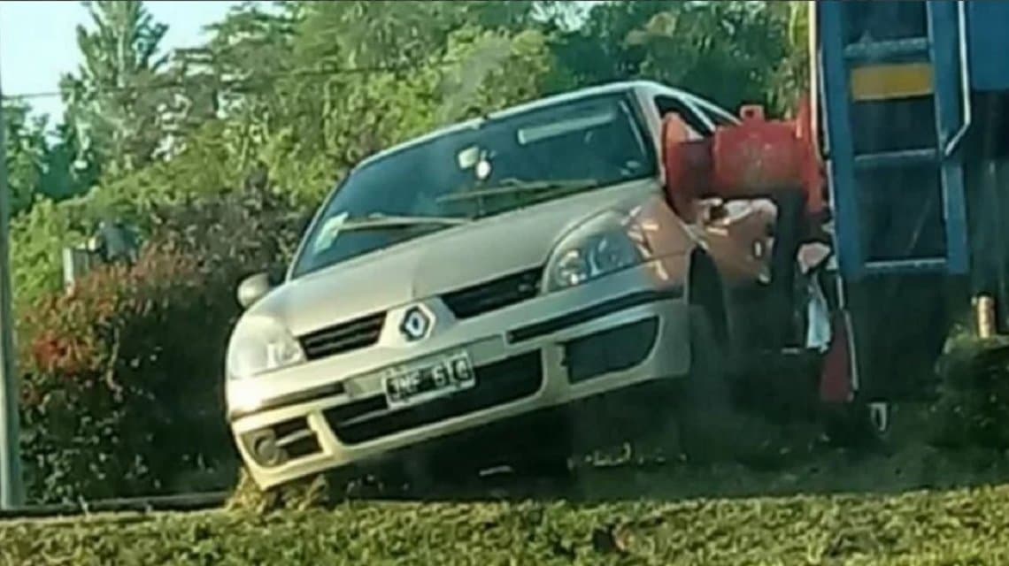 Un auto cruzó con la barrera baja y fue arrollado por un tren en Roldán: hay un muerto