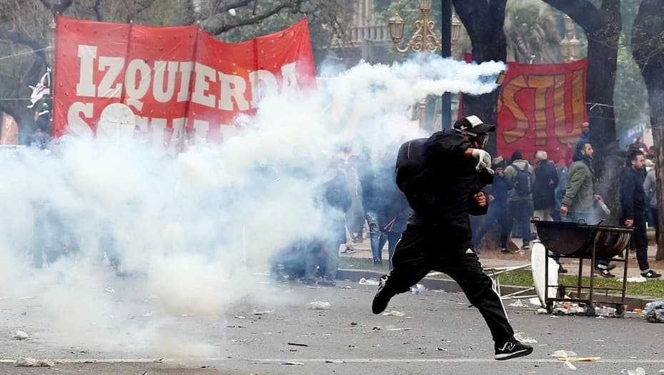 El Gobierno y un sector del peronismo negocian para endurecer la ley migratoria