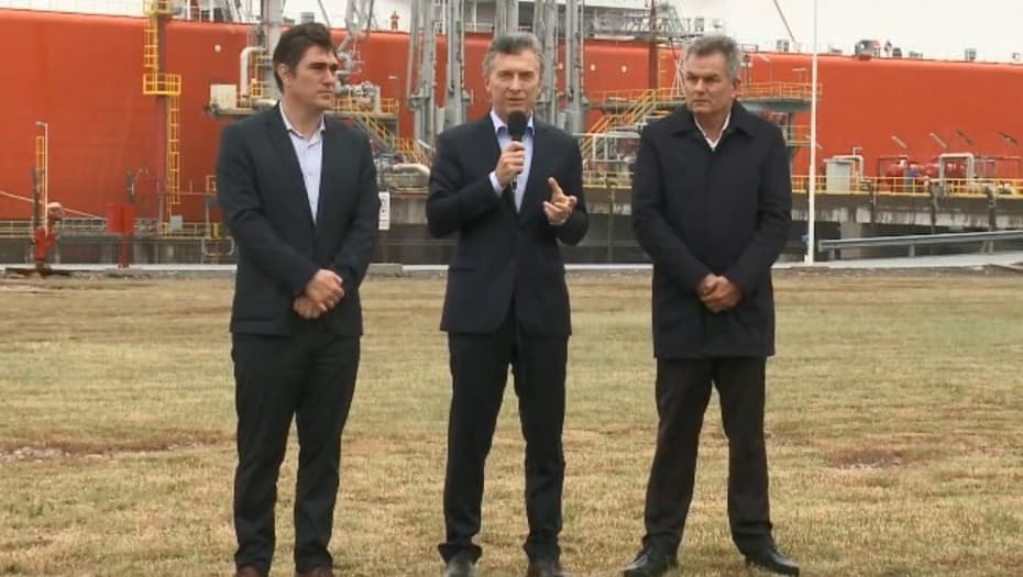Mauricio Macri despidió el barco regasificador que estuvo 10 años en el país: “Es un símbolo del despilfarro y la mentira”