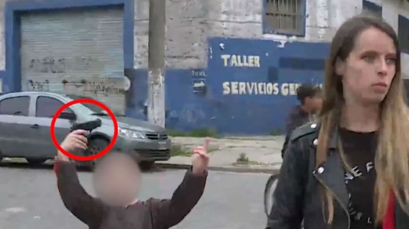 Un menor apuntó con un arma a una periodista de Crónica TV