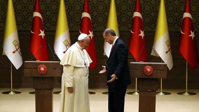 Erdogan recibe a Francisco en su palacio de Ankara
