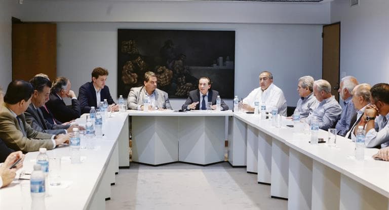 Pondrán un freno por decreto a despidos en el sector privado