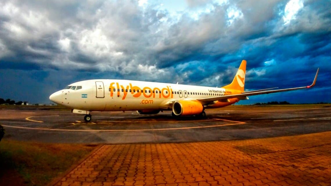 Después de autorizar los vuelos al exterior de Flybondi, habilitan a El Palomar como aeropuerto internacional