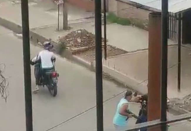 Detienen al barra que apuntó con una ametralladora.