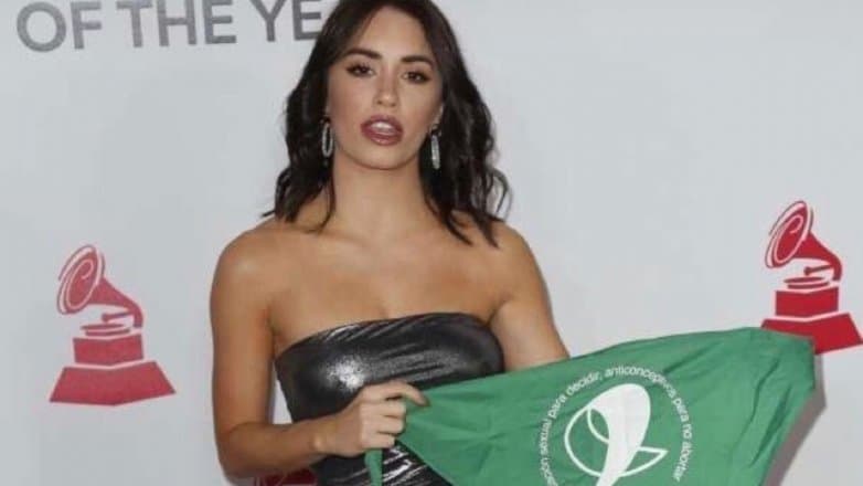 Lali llevó el pañuelo verde a los Latin Grammys