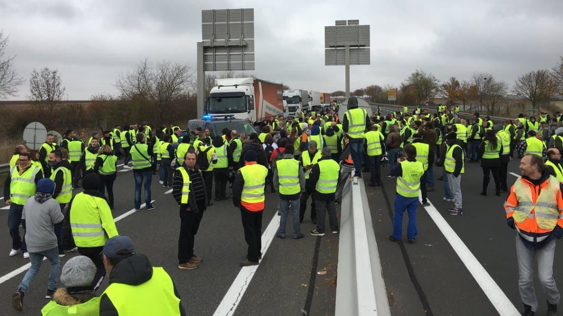 Francia: una mujer muerta y decenas de heridos en una manifestación contra la suba de la nafta