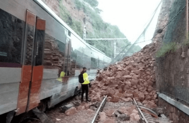 Un muerto y decenas de heridos al descarrilar un tren cerca de Barcelona