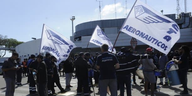 Aerolíneas Argentinas suspendió a 376 empleados por el paro del 8 de noviembre