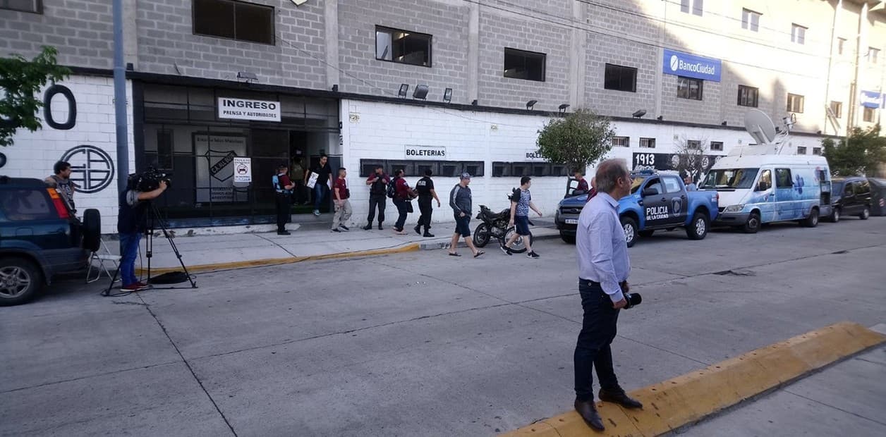Ataque de los hinchas de All Boys a la Policia: allanamiento, clausura y una sanción muy dura