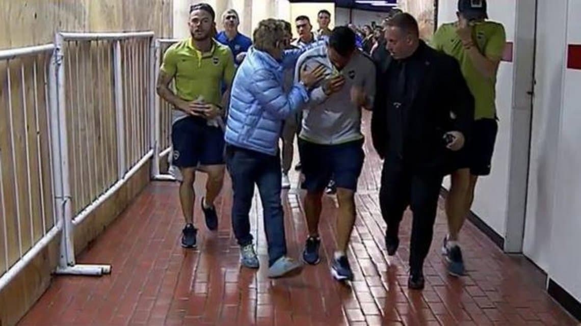 Tensión en la previa de la final de la historia: le tiraron piedrazos y gas al micro de Boca cuando llegaba a la cancha de River
