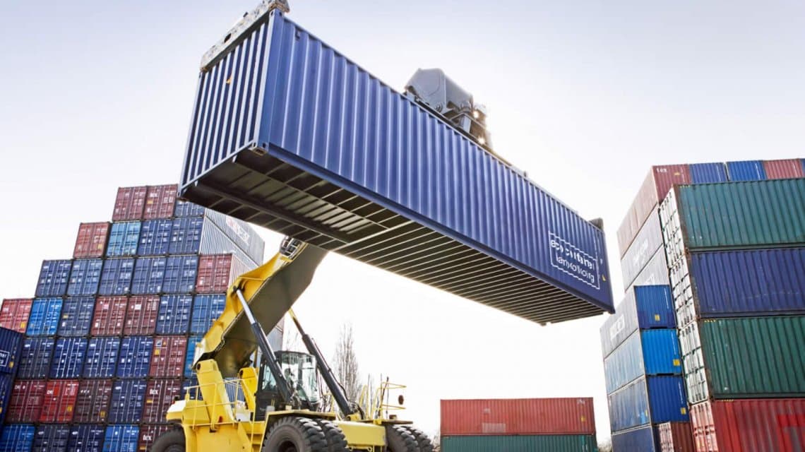 La balanza comercial volvió a arrojar superávit por el desplome del 18,2% de las importaciones