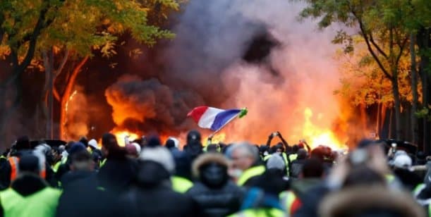 Emmanuel Macron dio marcha atrás con el aumento de combustibles que desató la furia de los chalecos amarillos en París