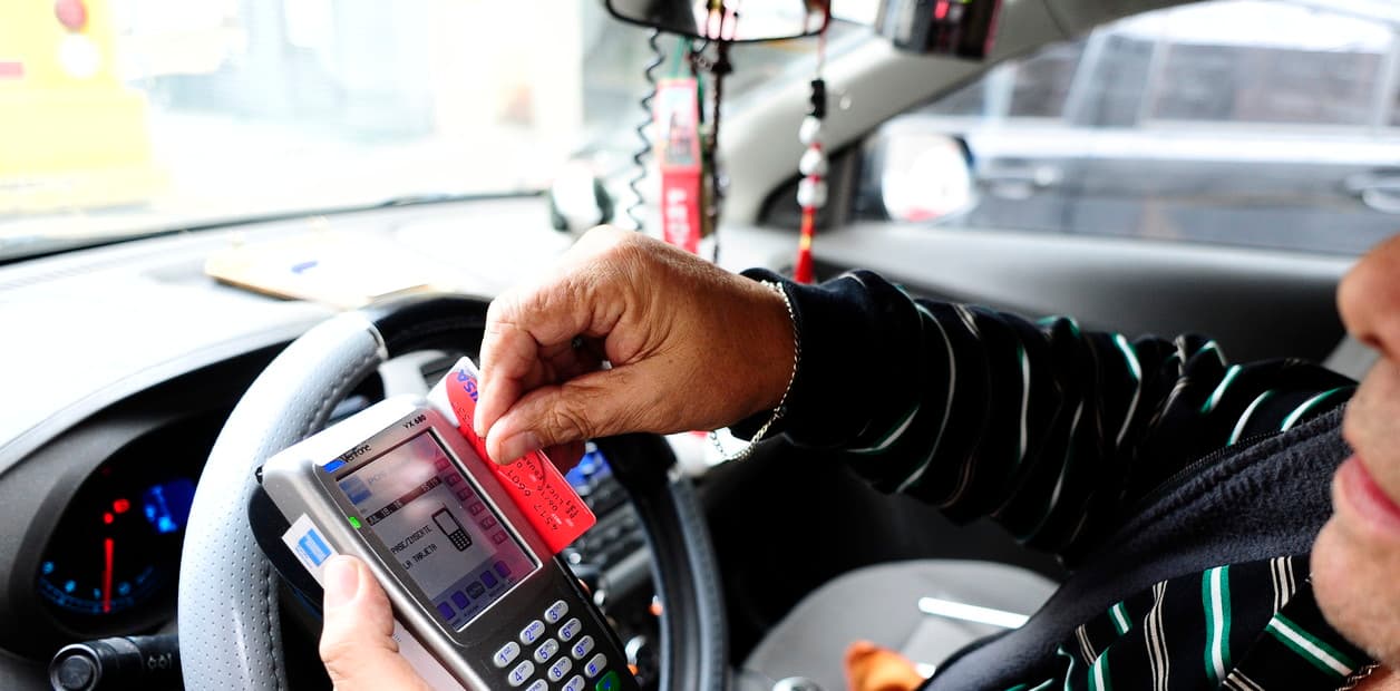 La uberización de los taxis: eliminan el histórico reloj y deberán usar una aplicación
