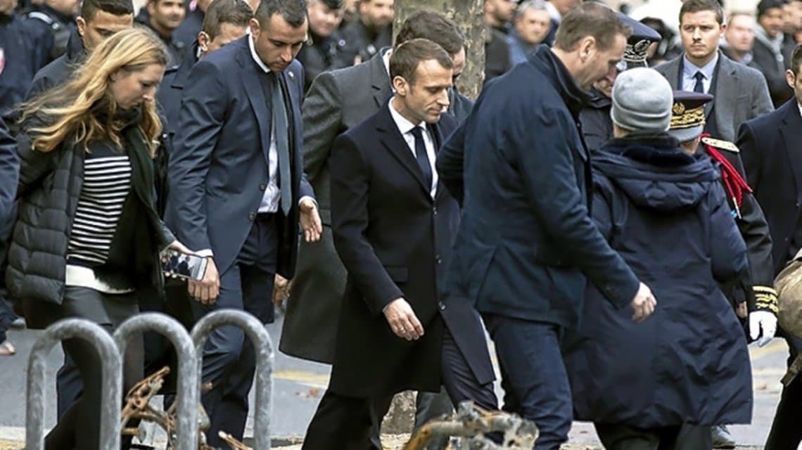 Para desactivar la ola de protestas en Francia, Macron anunció una suba del salario mínimo
