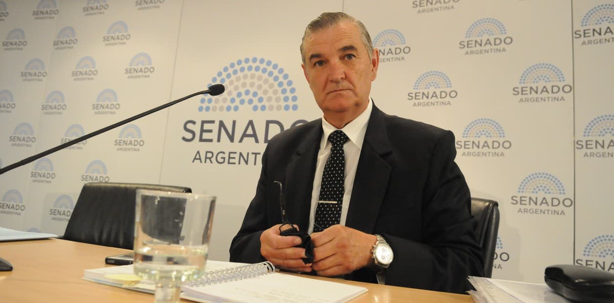 El ex jefe de la Armada admitió ante el Congreso que el ARA San Juan no estaba en condiciones de navegar solo