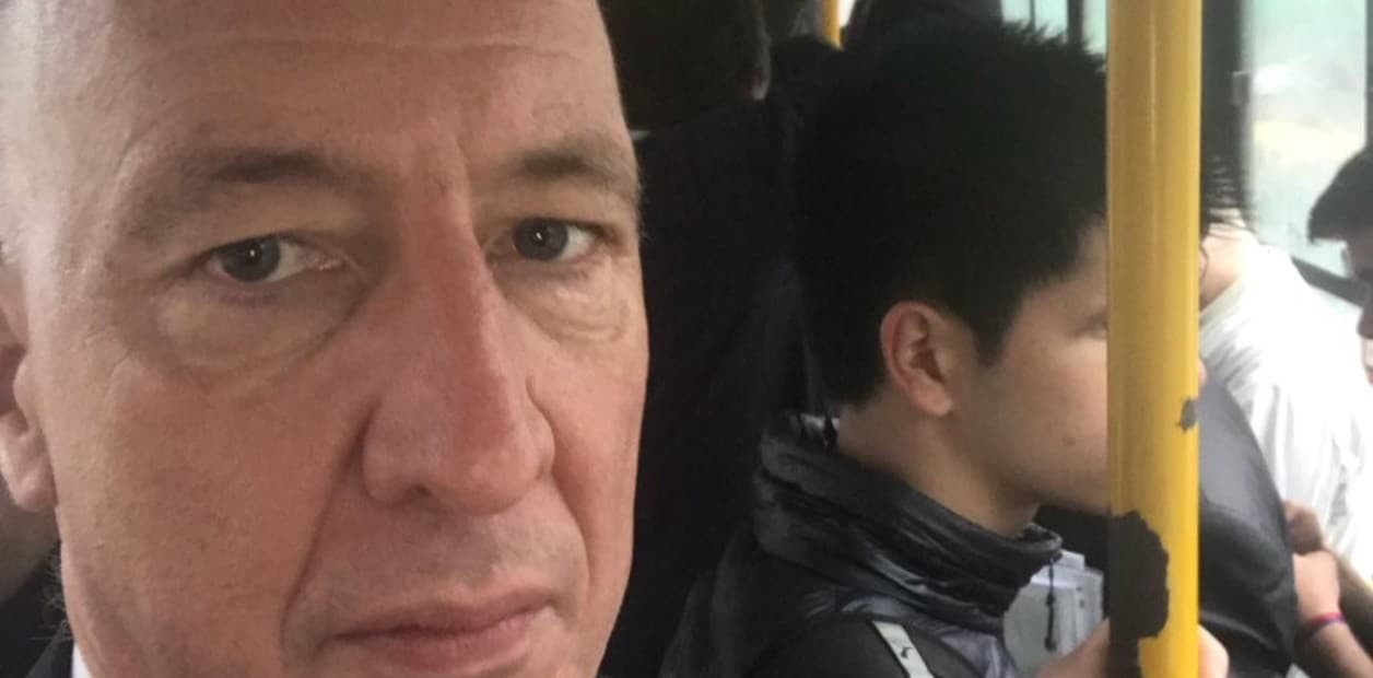 Sin chofer ni taxi y bajo la lluvia: el embajador británico tomó una SUBE y se subió al 93