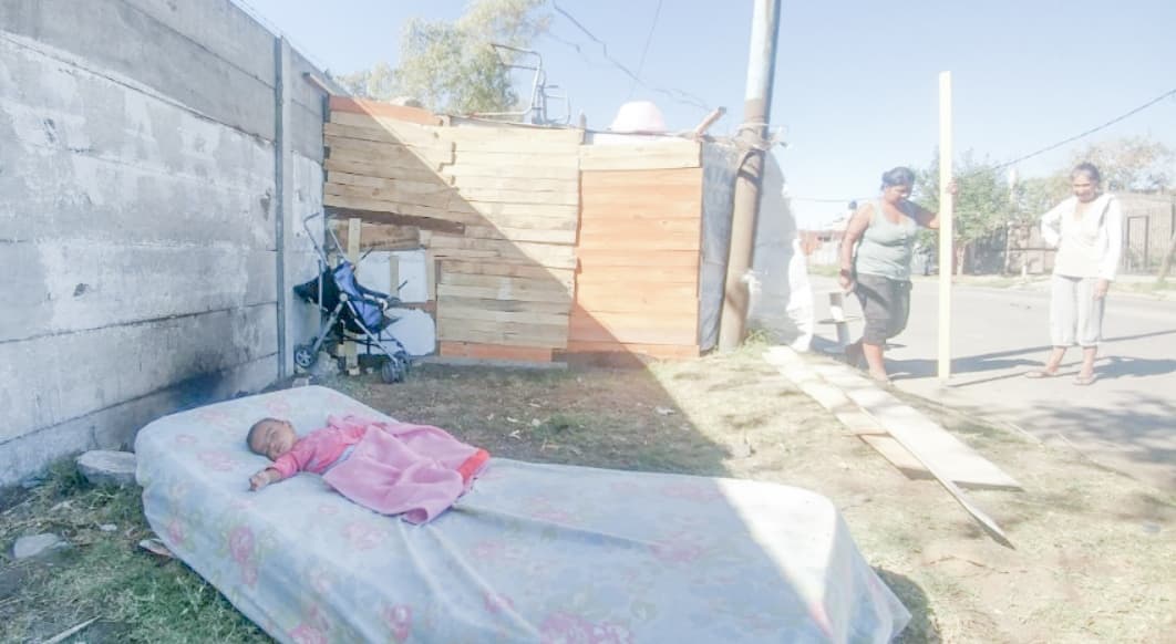 Todo mal: más desocupación, cayó la economía y se precisan más de $25000 para no ser pobre