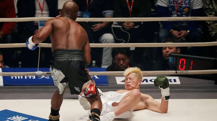 Floyd Mayweather venció por nocaut técnico al kickboxer japonés Tenshin Nasukawa en el primer round