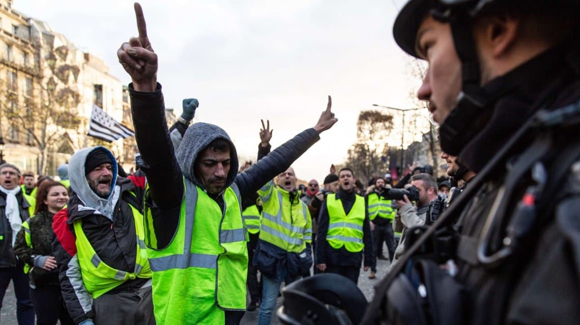 Los «chalecos amarillos» no ceden y vuelven a protestar en ciudades y rutas de Francia