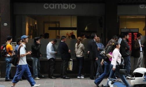 El dólar cierra cerca del piso de no intervención