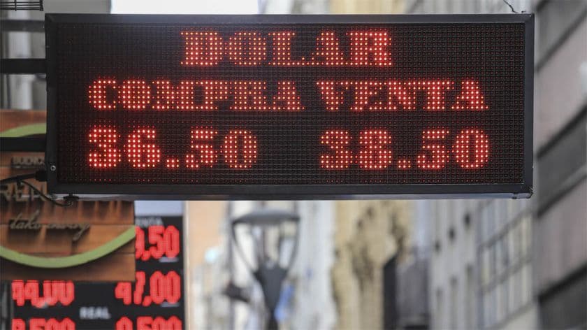 El dólar subió por primera vez en el año y evitó la intervención del Banco Central