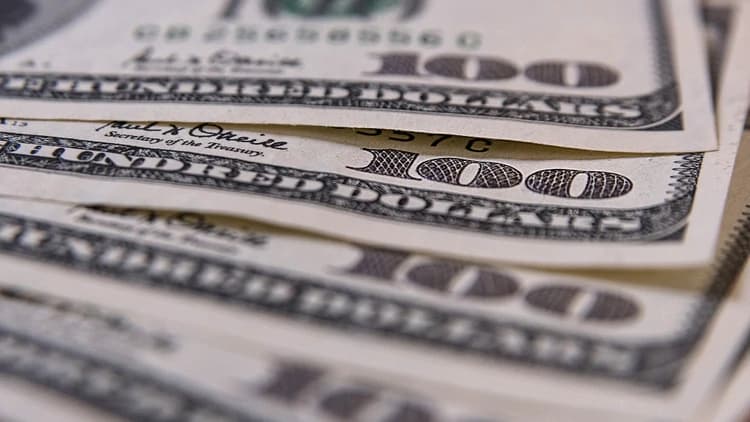El dólar perforó el piso de la banda de no intervención y el BCRA salió a comprar divisas