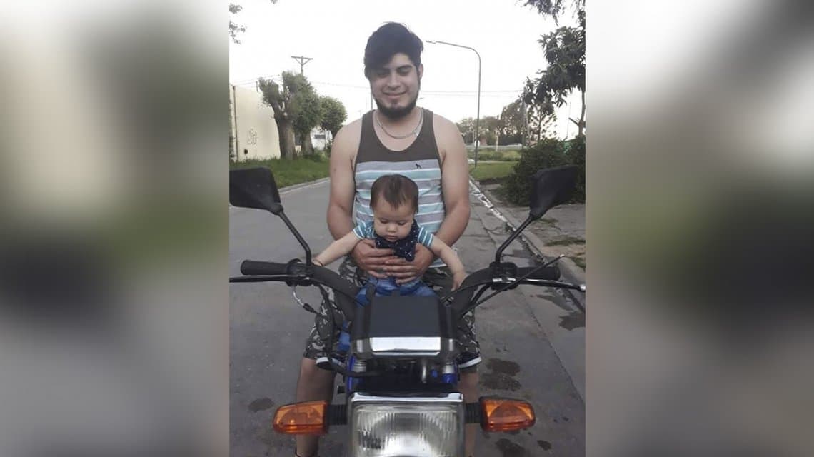 Viajaba en su moto por la autopista de Pilar y murió: buscan testigos del accidente