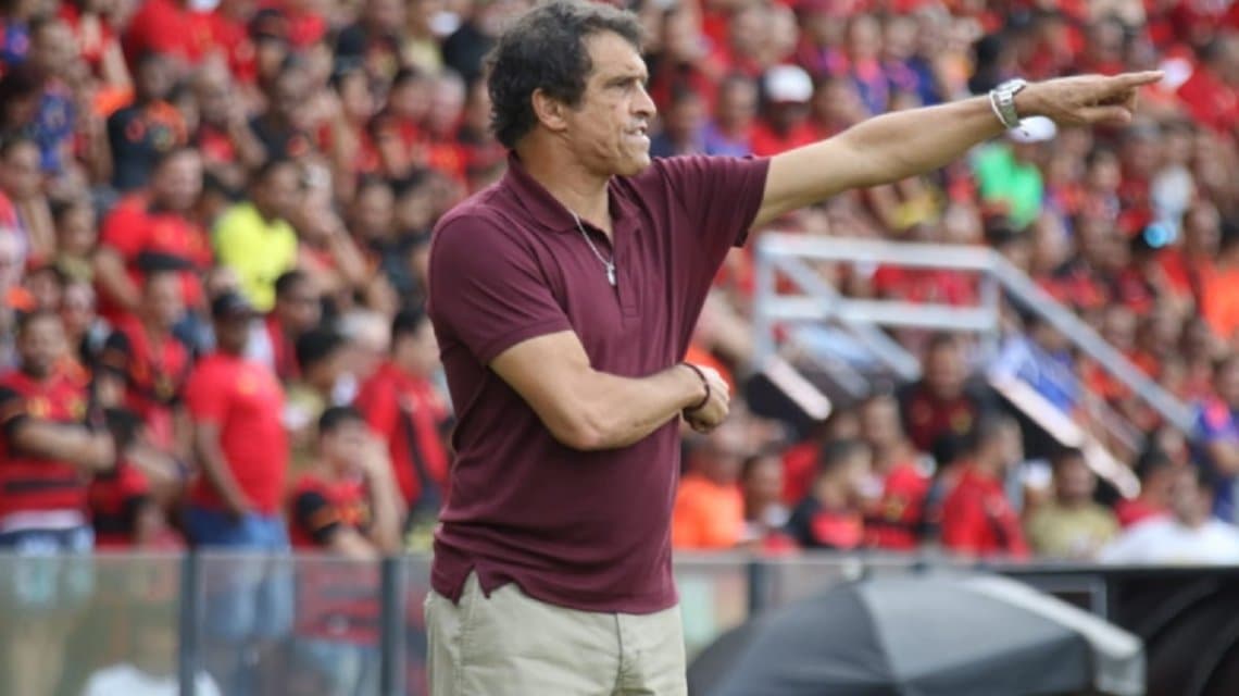 Nunca visto: un alcanzapelotas le robó el celular a un DT en pleno partido…¡y lo descubrieron!