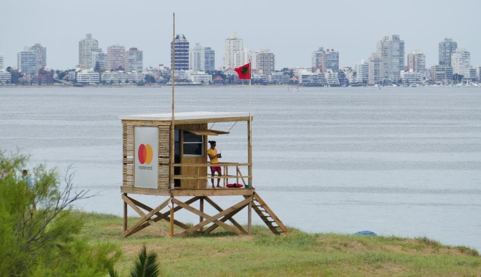Una mancha de algas tóxicas invade las aguas de Punta del Este