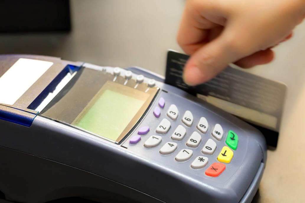 Se podrá denunciar por las redes sociales a los comercios que no acepten tarjeta