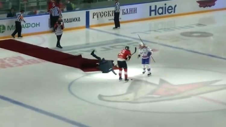 La aparatosa caída de José Mourinho en un partido de hockey sobre hielo