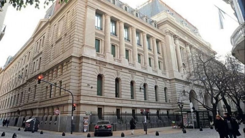 Piden suspender a un profesor del colegio Carlos Pellegrini que hizo un posteo en redes sociales con expresiones sexuales agresivas contra una alumna