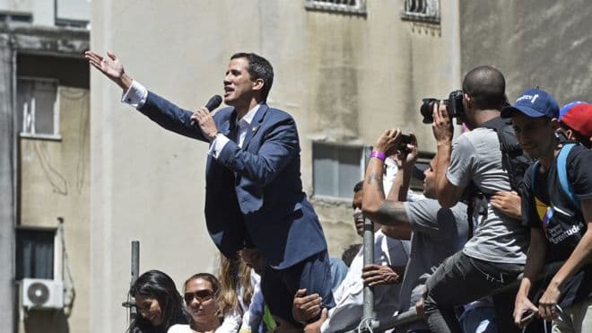 Crisis de Venezuela: Juan Guaidó jura traer ayuda