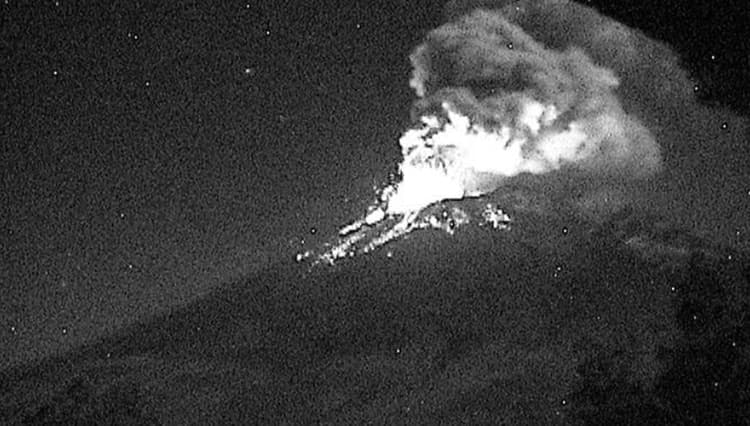 El volcán Popocatépetl arrojó material incandescente, se encuentra en fase 2