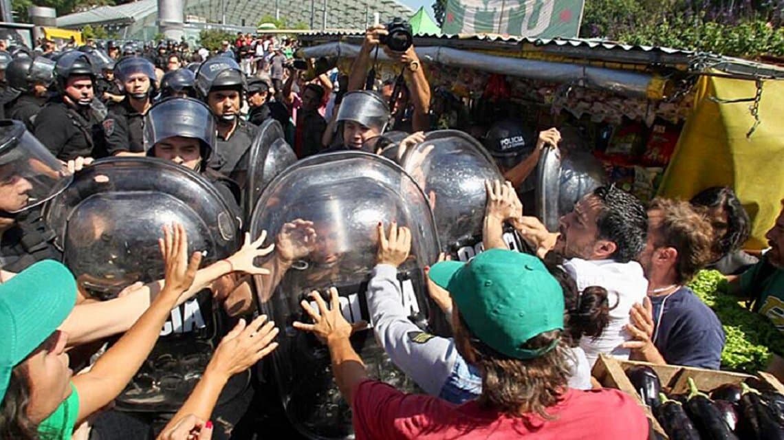 Feriazo: los gases lacrimógenos ahogaron el reclamo de los productores por un precio justo